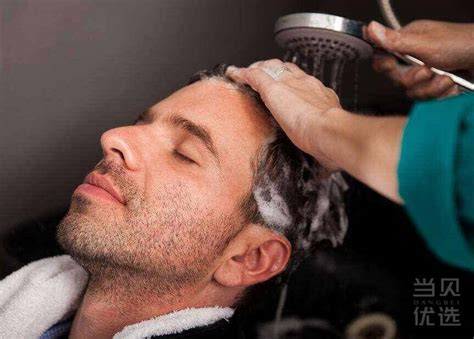 媒体报道浙江杭州一男子秃顶求医无效，尝试半月不用洗发水竟长出头发，这有可能吗？如何从科学角度解释？ - 知乎