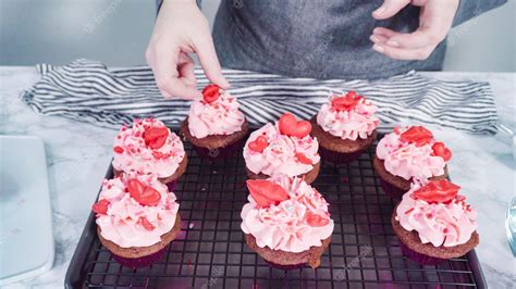 Premium Photo | Red velvet cupcakes