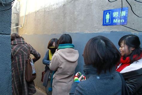 北京女大学生发起“占领男厕所”运动_第一金融网