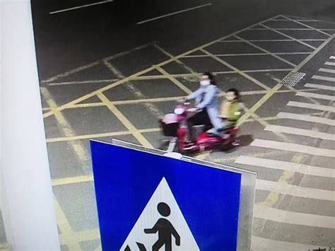 无视“一戴两不”！妈妈骑电动车带女儿在机动车道上逆行，与小车头对头相撞！_深圳新闻网