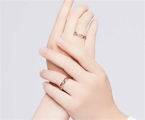 女生右手无名指戴戒指是什么意思 女生10个手指戴戒指的含义_婚庆知识_婚庆百科_齐家网