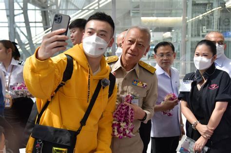 中国游客在泰国享受“国宾待遇”，韩媒酸了：连副总理都来迎接了，像明星一样被欢迎
