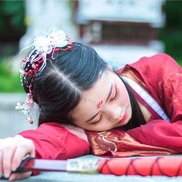 古风女生握剑头像真人版