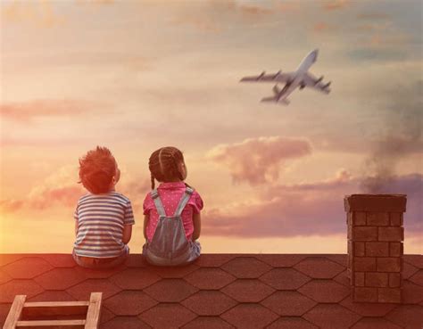男孩和女孩背景图片-两个可爱的孩子坐在屋顶上看流星素材-高清图片-摄影照片-寻图免费打包下载
