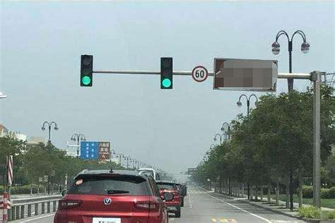 左转红绿灯同时亮怎么走？左转箭头一红一绿怎么走_车主指南