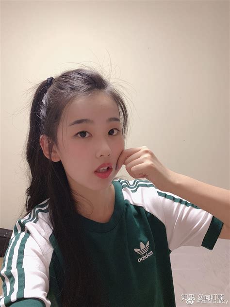 单眼皮笑容甜美女生头像