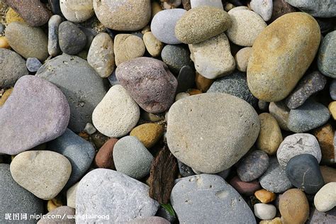 大海边晶莹剔透的石头头像图片 石头唯美的像一颗颗宝石_风景头像_头像屋