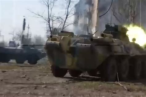 实拍：俄军猛攻乌克兰“亚速营”总部 坦克、装甲车火力全开！_凤凰网视频_凤凰网