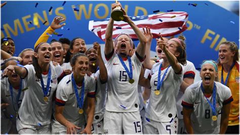 美国女足四度夺得世界杯冠军 外媒：在国内还面临“另一战”