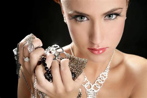 佩戴珠宝首饰有什么需要注意的？ 分享佩戴戒指、项链、手链的注意事项 – 我爱钻石网官网