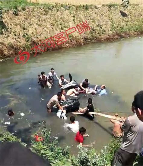 商丘一轿车失控翻入水塘，10余人跳进水中抬车救人！-大河网