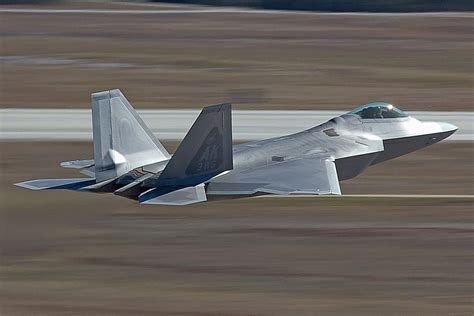F-22战斗机是美国研制的一款单座双发高隐身性能的第五代战机