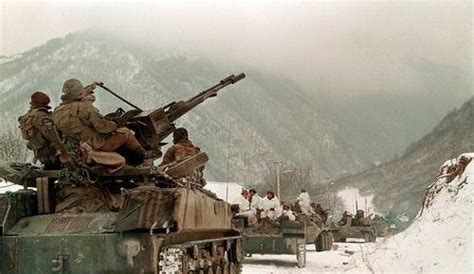 第一次车臣战争中的T-62，身旁的弹壳显示这是一处固定支援火力点|车臣战争_新浪新闻