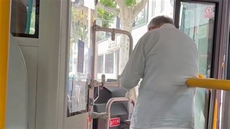 【广东】老人乘坐公交车无法出示健康码被拒且不愿下车，整车人无奈下车换乘_整车_换乘_老人