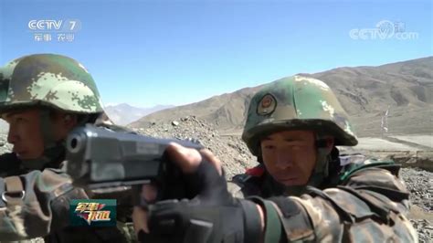 西藏武警反恐特战队高原演练 突袭假想敌山洞