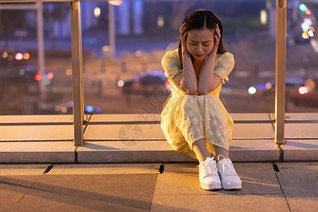 美女雨中漫步，伤感难过情绪视频素材,延时摄影视频素材下载,高清3840X1606视频素材下载,凌点视频素材网,编号:561662