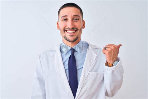 年轻的医生在与世隔绝的背景下穿着白大褂高清图片下载-正版图片503861684-摄图网
