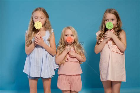 小女孩吃水果高清图片下载-正版图片507621454-摄图网