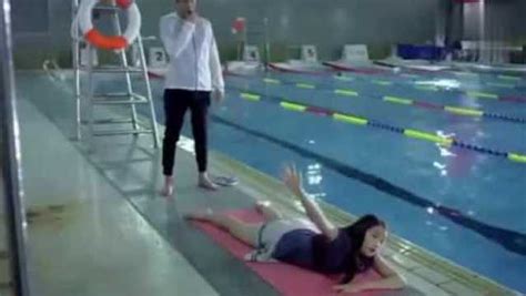 游泳教练不会游泳，被小女生救上来后尴尬了