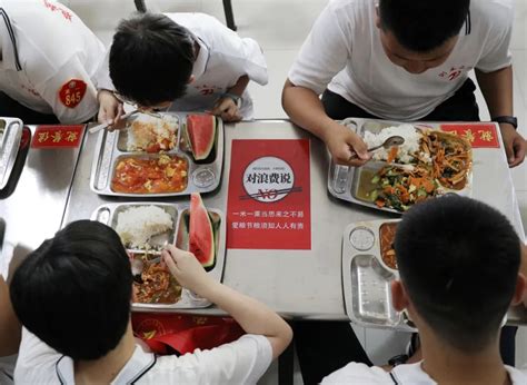 经济日报记者走访河北多所学校： 校园餐厅浪费还严重吗？向管理要节约有效吗？