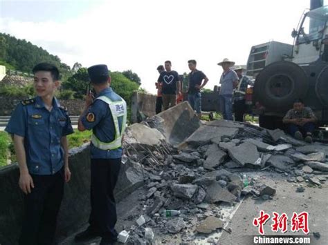 广东河源一高速路桥梁断裂造成1死4伤 现场正救援(图)|匝道|侧翻_凤凰资讯