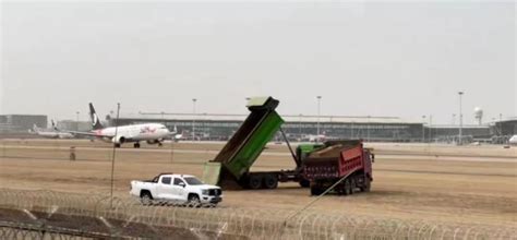 起飞时跑道旁大型自卸车同时卸土，济南机场如此确保飞机安全？_山东站_中华网