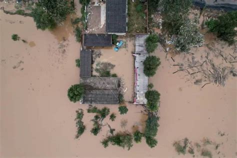巴基斯坦遭“史上最严重”洪灾 民众通过临时人行桥_手机新浪网
