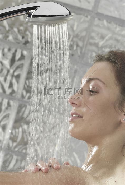 一名中年妇女正在洗澡高清摄影大图-千库网