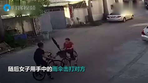 大妈骑车逆行撞人，拿伞打人不成反被殴！_凤凰网视频_凤凰网