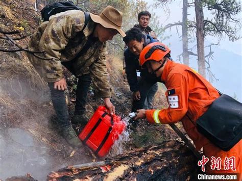 四川甘孜雅江山火致国道318线部分路段临时封闭