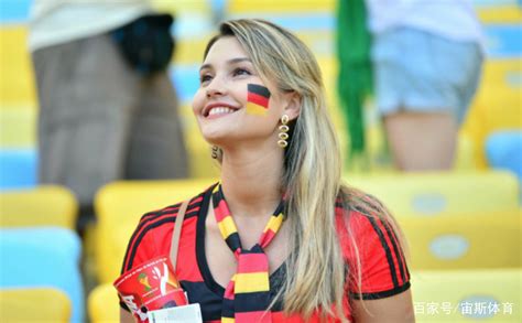 德国美女球迷胸夹手机惊艳亮相 伊布霸气现身世界杯观战德国首秀|伊布|世界杯|胸夹_新浪新闻