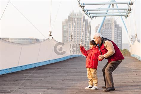 祖孙情爷爷和孙子在桥上看风景摄影图6240*4160图片素材免费下载-编号935225-潮点视频
