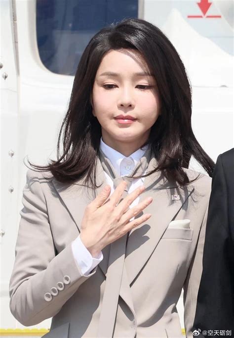 韩国总统夫人金建希51岁的样子