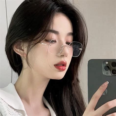 露乳女生头像图片