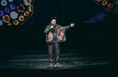 陈奕迅《十年》歌词解读：让人颤抖的两个字是分手吗？