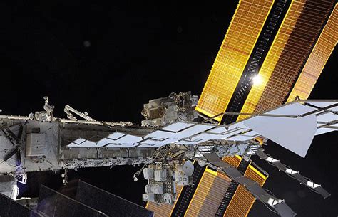 宇航员工作不忘自拍 对比图展示空间站庞大身躯--图片频道--人民网