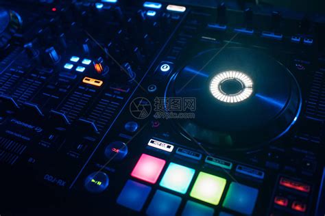 在夜总会播放音乐和聚会的DJ混音器控高清图片下载-正版图片506068619-摄图网