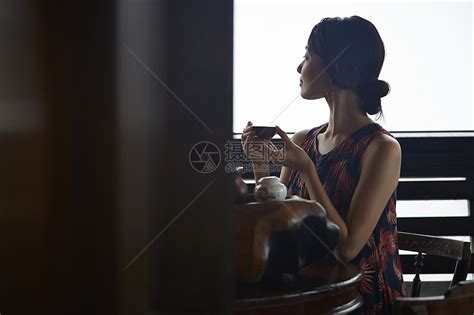 女人在茶馆里品茶高清图片下载-正版图片502057322-摄图网