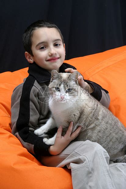 有猫的男孩男生拥抱青年小猫小伙子纽带孩子友谊宠物伴侣高清图片下载-正版图片320249017-摄图网