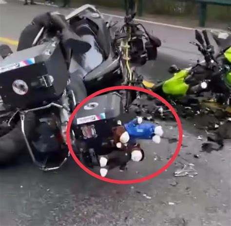 济南惊悚车祸，一摩托驾驶员被撞飞落立交桥身亡_凤凰资讯