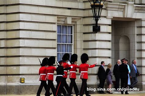 英国白金汉宫，人山人海，争睹传统的皇家换岗仪式