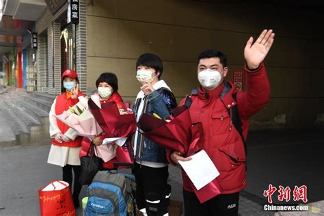 安徽：社区志愿者为解除医学隔离人员送上鲜花祝福