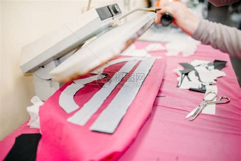 制衣厂工业服装设备缝纫机高清图片下载-正版图片303003736-摄图网
