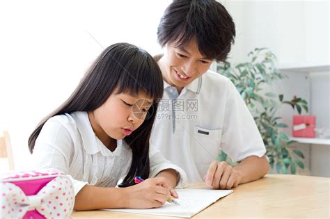 父亲在家辅导女儿做作业高清图片下载-正版图片501774367-摄图网