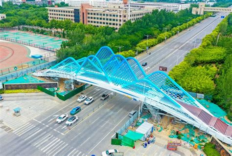 德州职业技术学院过街天桥项目已完成所有钢柱安装及桥面板吊装_德州新闻网