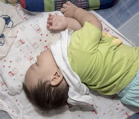 3个月婴儿厌奶期的表现（3个月的宝宝突然不爱吃奶）-幼儿百科-魔术铺