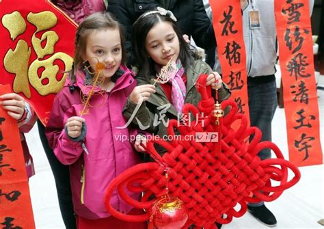 外国友人体验中国新年民俗_新闻--人物_ 光明图片