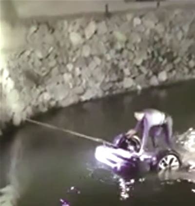 男子把车开进河里，路人出手营救，捡回来一条命！|营救_新浪新闻