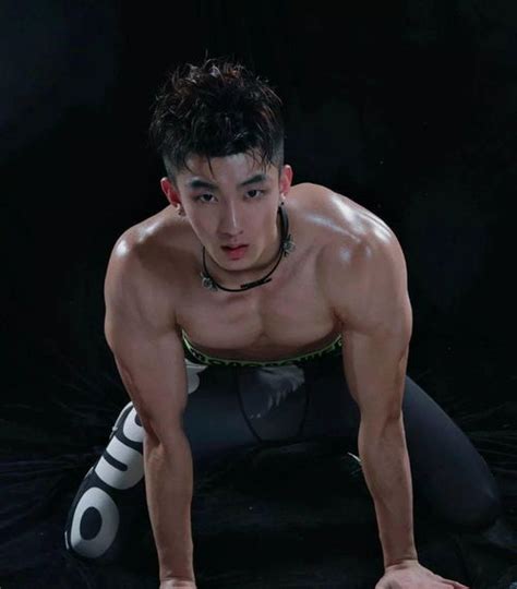 腹肌美男图片