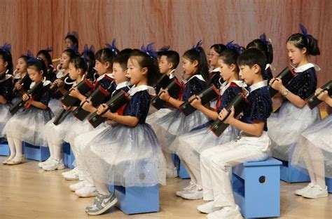穿中国传统服饰的女性弹奏古琴高清图片下载-正版图片500901282-摄图网